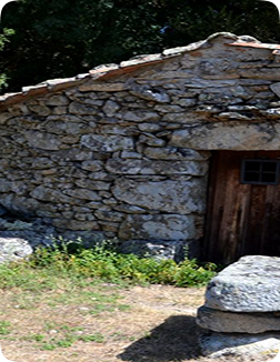 Chozo tradicional de piedra con puerta de madera